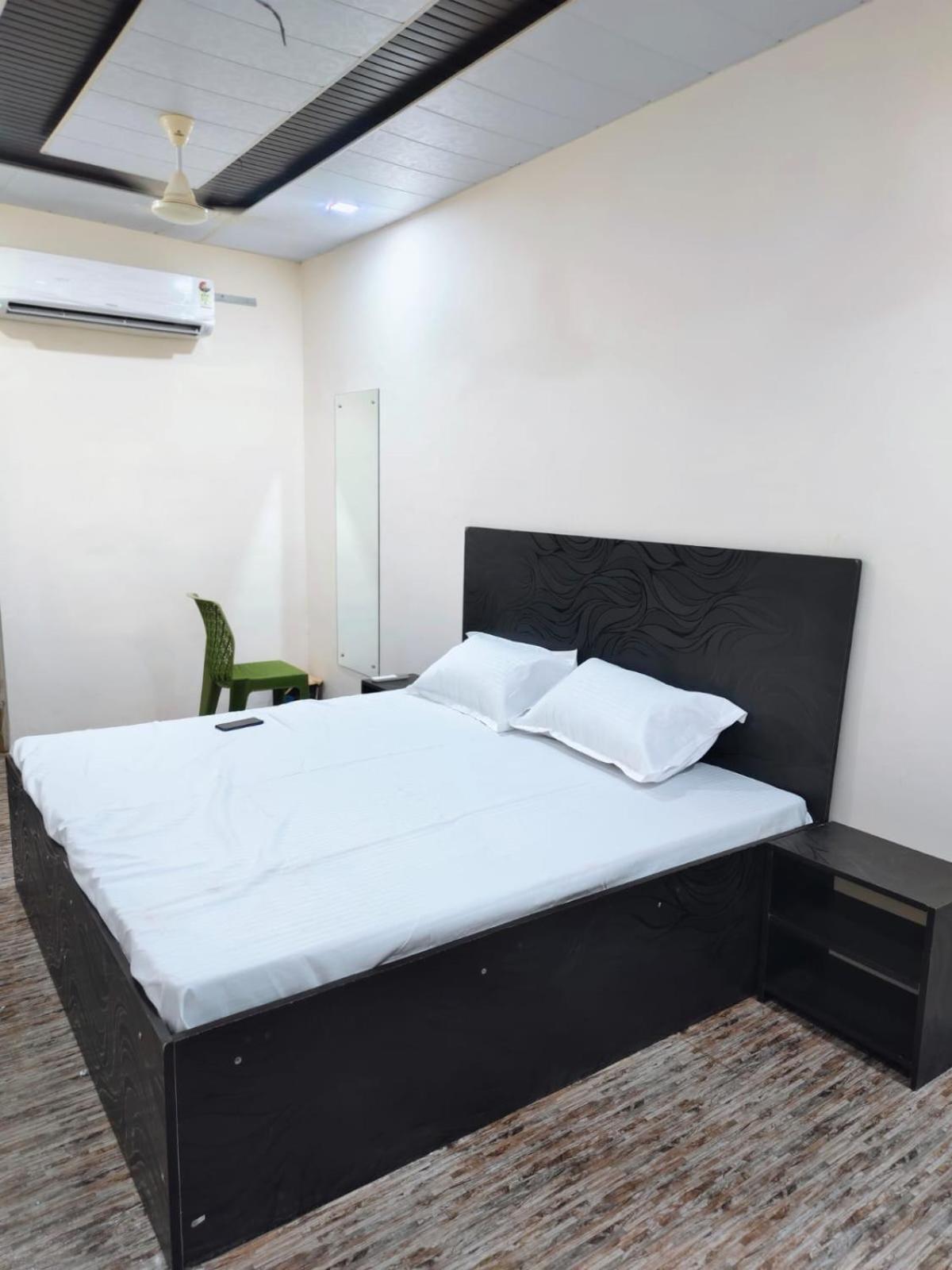 Hotel Crystal Dreams Mathura Exterior photo