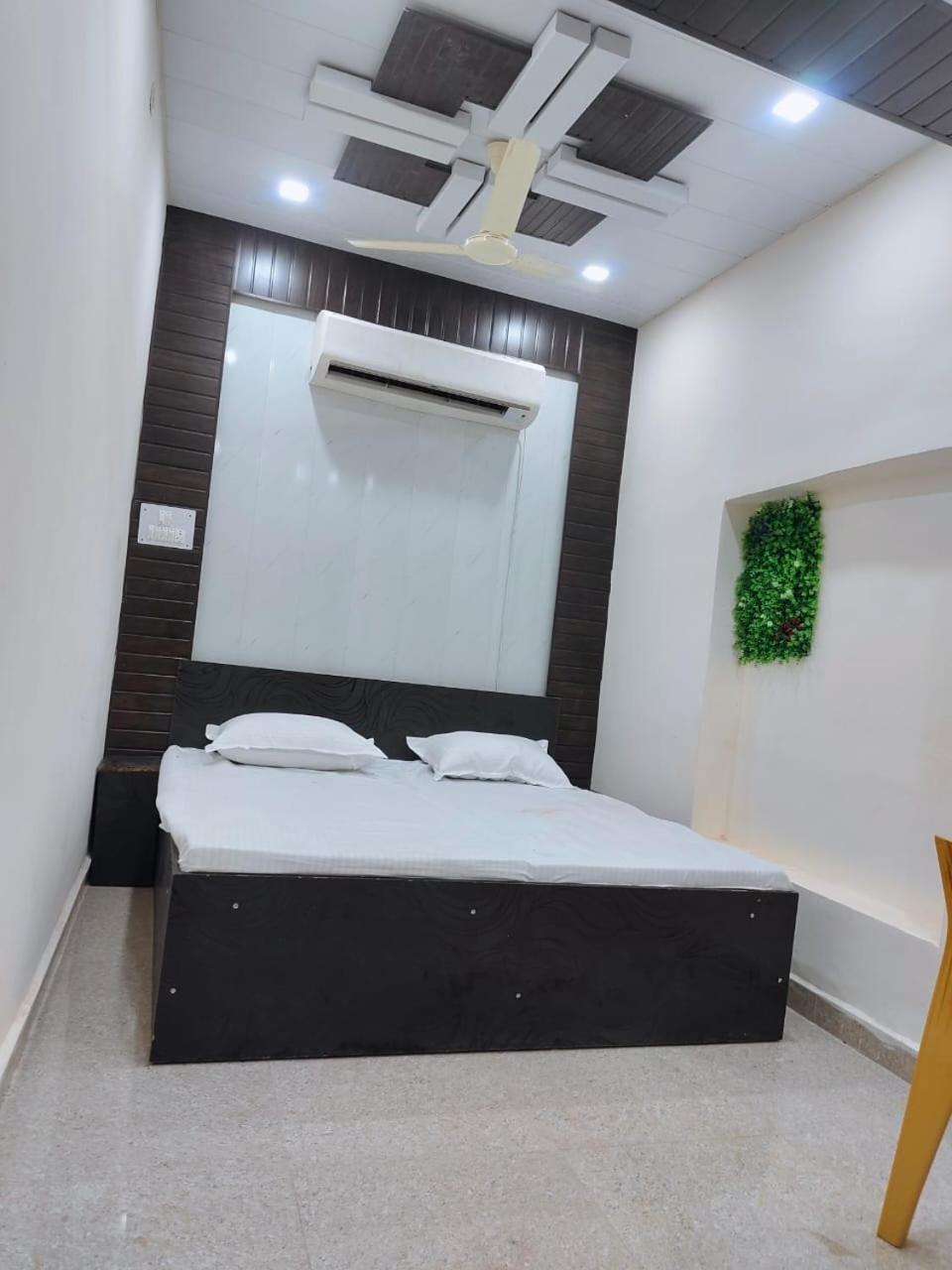 Hotel Crystal Dreams Mathura Exterior photo